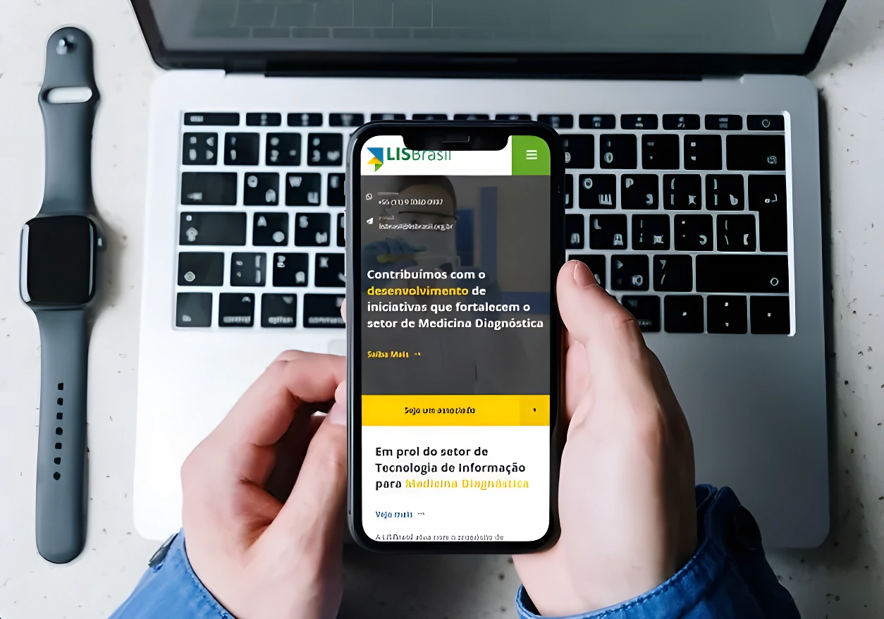 Aplicativo mobile desenvolvido pela MW Online em um smartphone